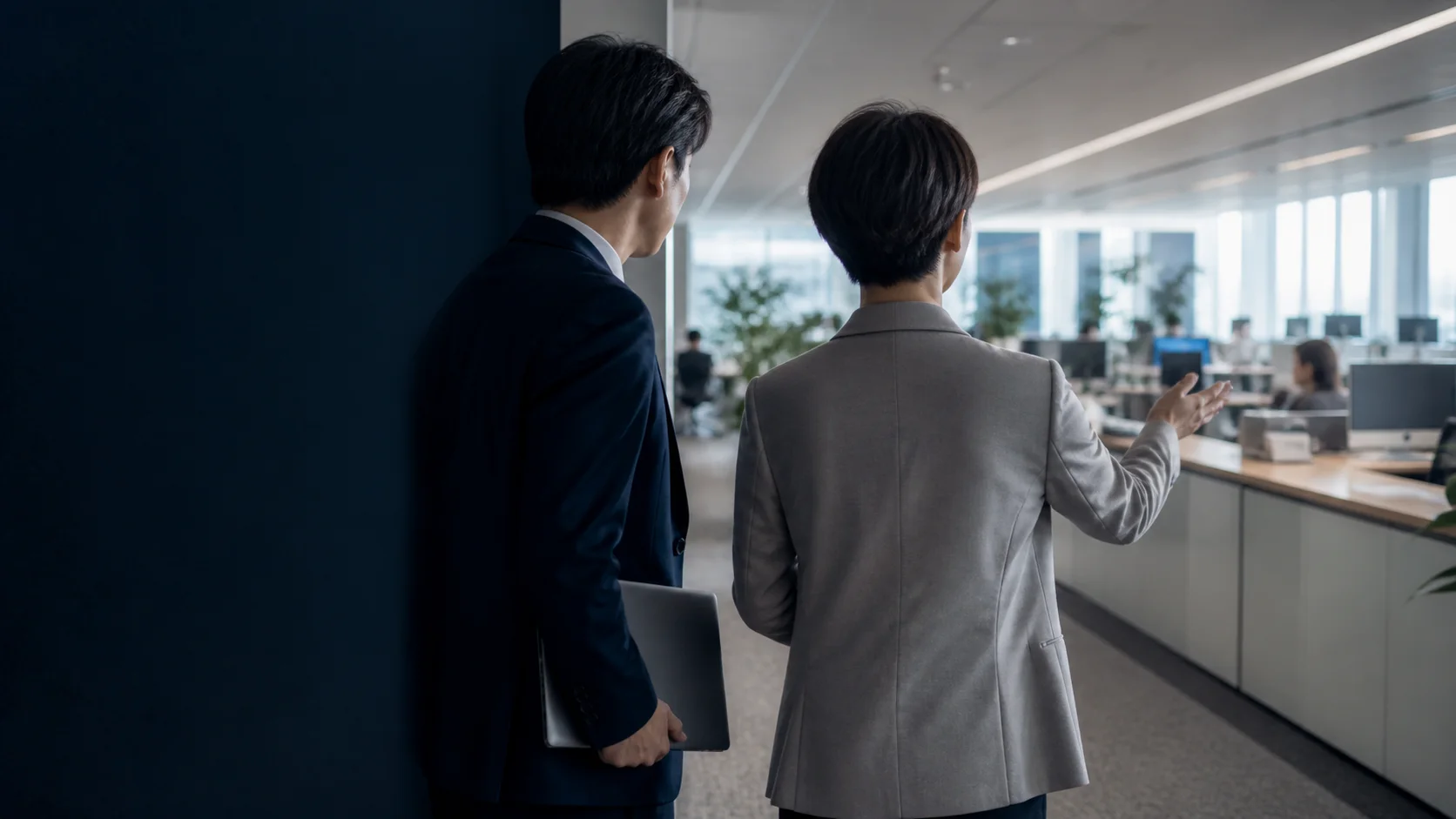 お客様とIT担当者が同じ職場を見ながら現場を確認する様子